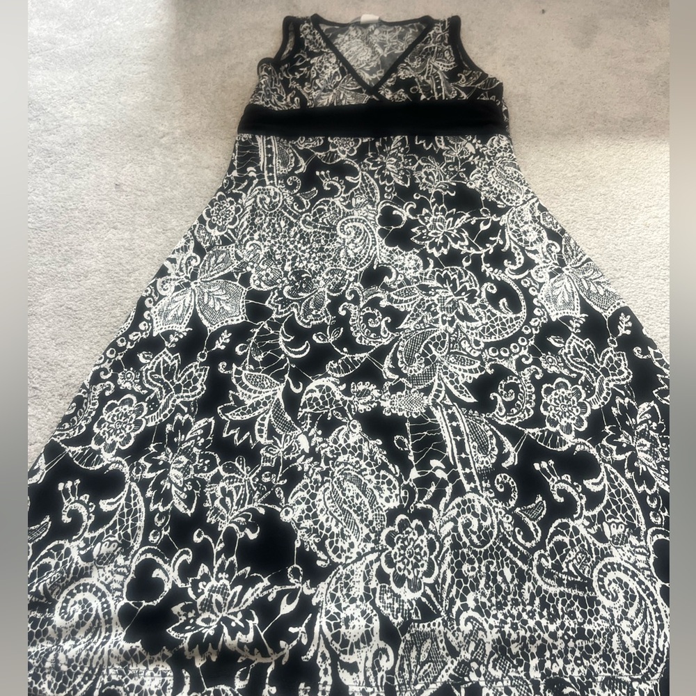 Body Central Women’s b-neck and knee length black and white dress. Size s